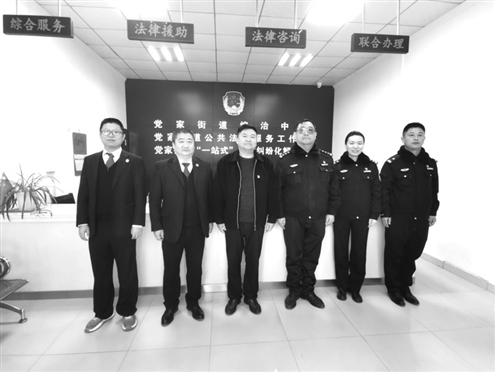 由法官、民警、人民调解员共同组成工作小组